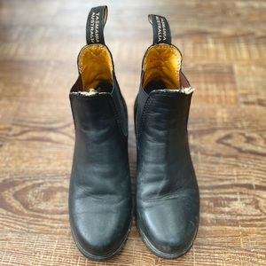 Barely worn mid heeled Blundstone Chelsea boots.